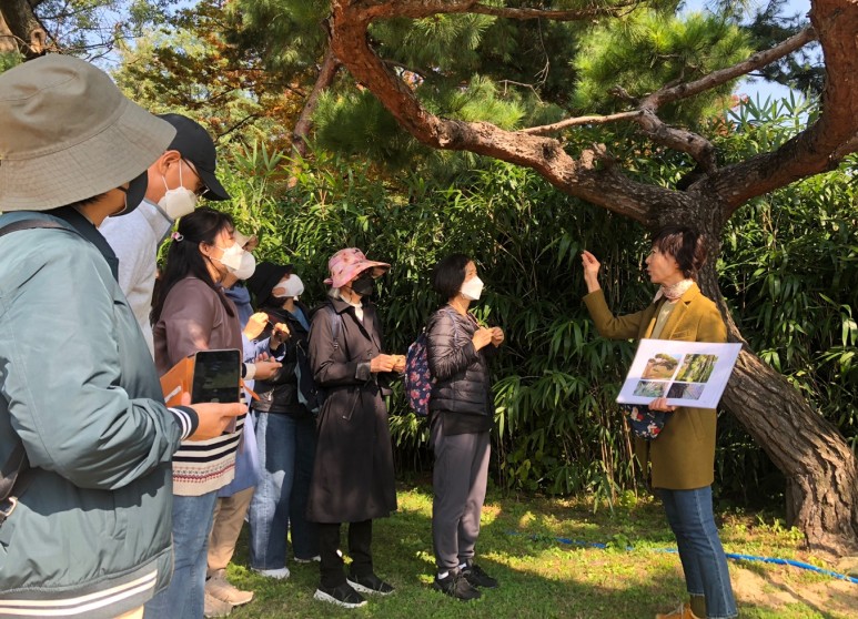 궁궐 꽃나무 속으로 느리게 걷기1
